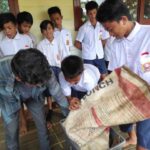 Tim OVOC Desa Batu Tojah Kalimantan Tengah Melakukan Pelatihan Pembuatan Pupuk Kompos di SMP Negeri 1 Barito Tuhup Raya Satu Atap