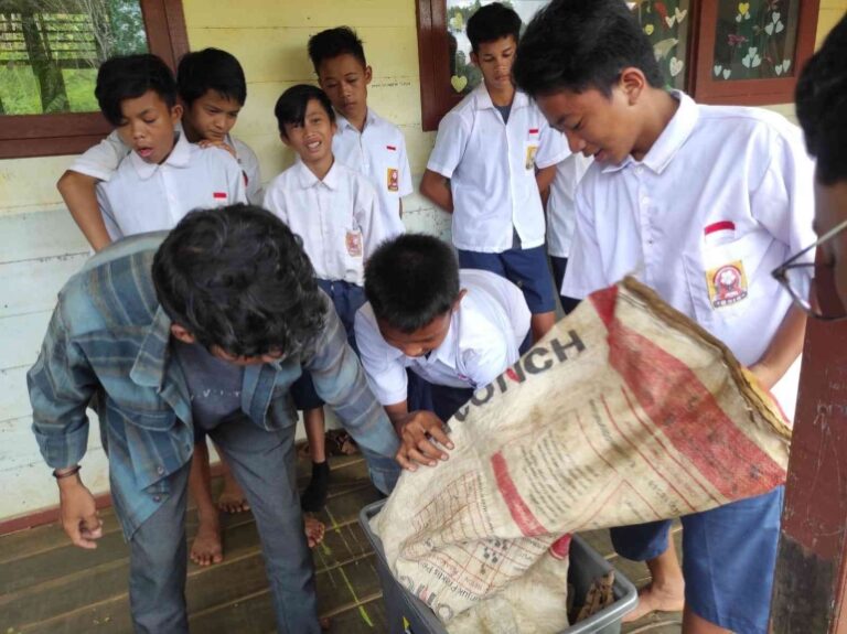 Tim OVOC Desa Batu Tojah Kalimantan Tengah Melakukan Pelatihan Pembuatan Pupuk Kompos di SMP Negeri 1 Barito Tuhup Raya Satu Atap